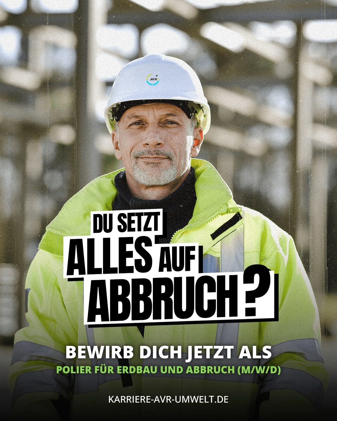 Polier in Warnjacke und Helm