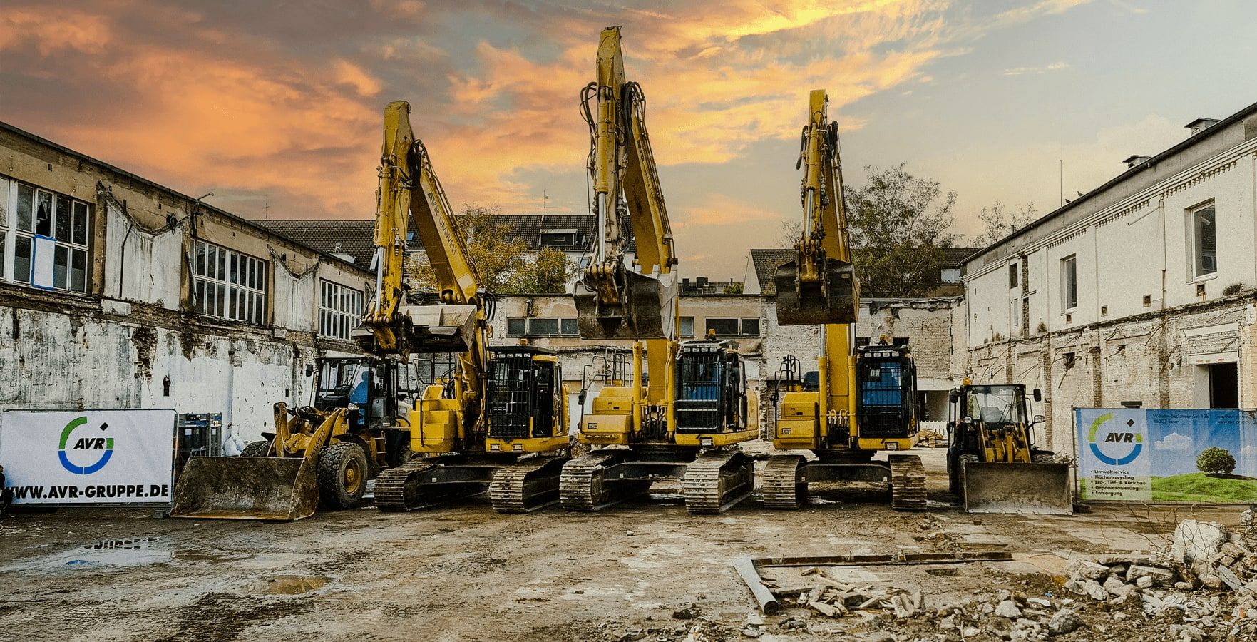 Bagger auf einer industriellen Abbruchbaustelle in der Abenddämmerung