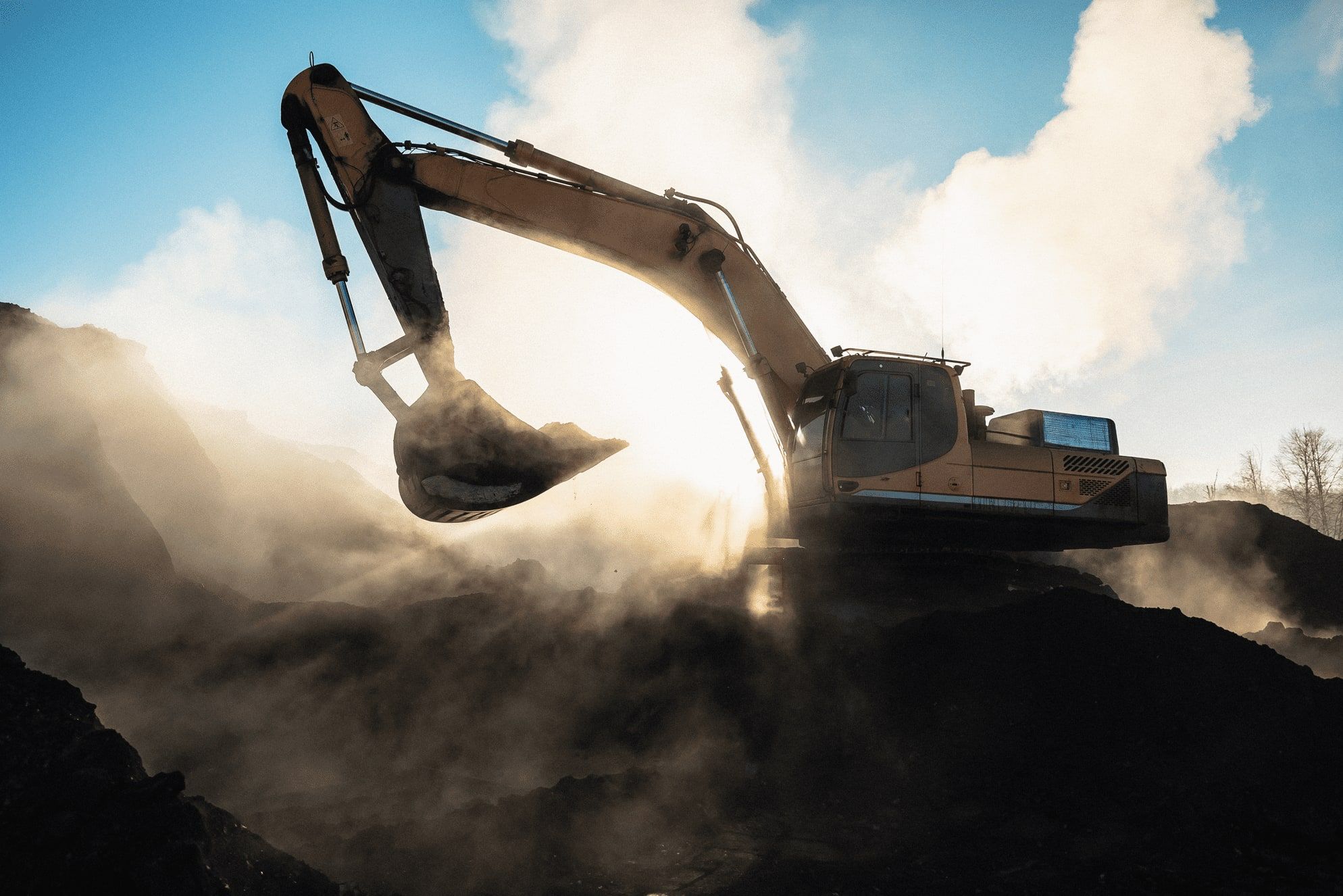 Bagger auf einer Abbruchbaustelle im Gegenlicht